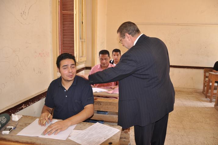 موظف بالشرقية يجبر الطلبة على توقيع استمارات “تمرد” داخل اللجان