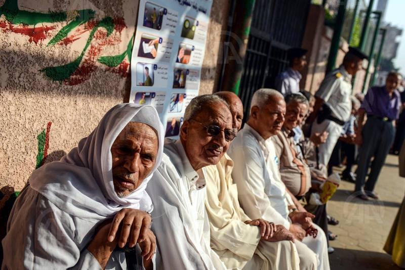 عزوف الشباب وتظاهرات حاشدة وانفجار بالغربية صبيحة انتخابات العسكر