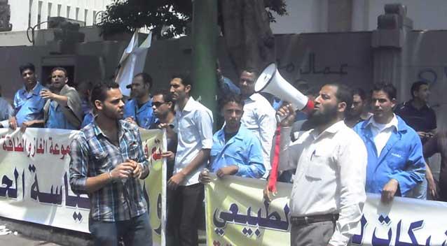 عمال”الشبكات” يحاولون اقتحام الباب الخلفي لـمجلس الوزراء