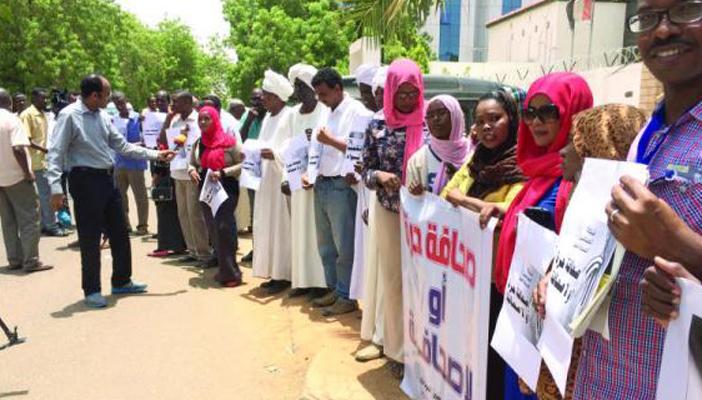 صحفيون يضربون عن العمل بعد مصادرة 10 جرائد في السودان