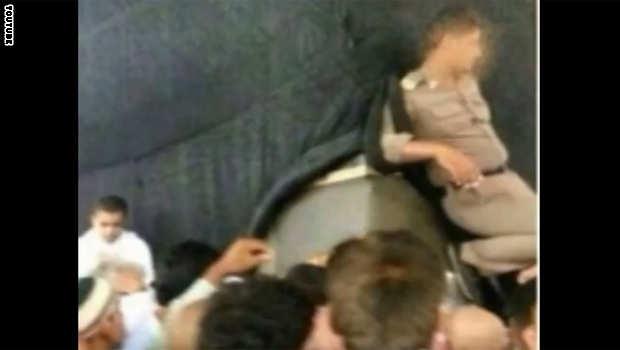 أمير مكة يحقق مع عنصر شرطة وضع قدمه على الحجر الأسود