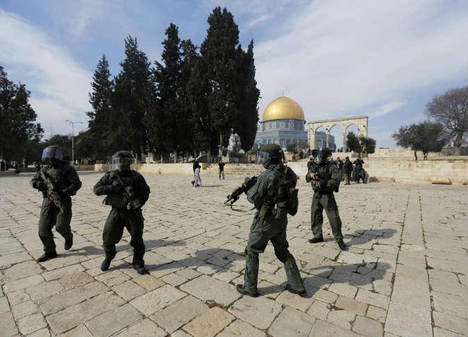 اشتباكات بين فلسطينيين وقوات الاحتلال عند بوابة الأقصى