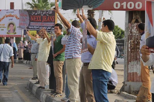 سلاسل بشرية بالعاشر من رمضان رفضا لانتخابات العسكر