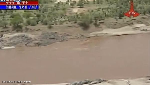 بالفيديو. التليفيزيون الإثيوبي يذيع لحظة تحويل مجرى للنيل