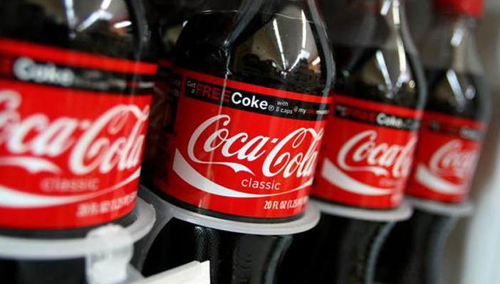 عبوة “كوكاكولا” تتسبب في أزمة عنصرية لمسلمة “أميريكية”