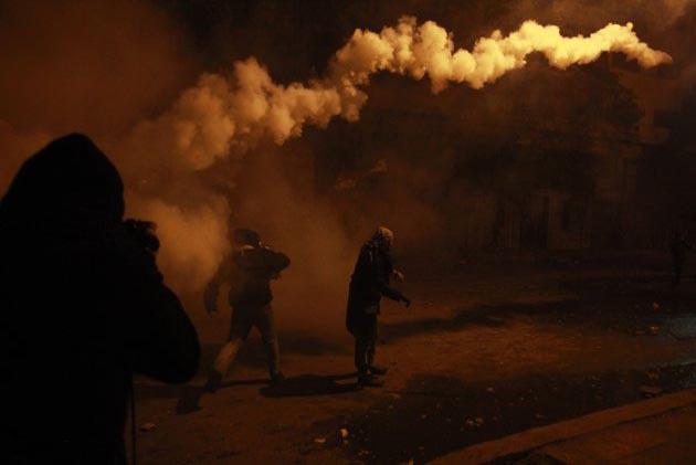 الأمن يجبر متظاهري الكورنيش على التراجع بالقنابل المسيلة