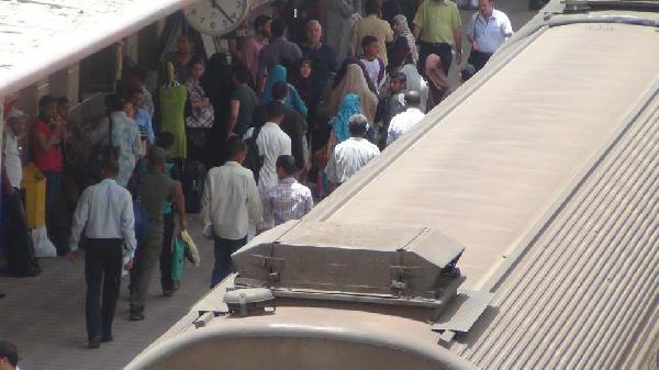 ازدحام بمحطة  قطار أسيوط بعد قطع الأهالي لخط السكة الحديد