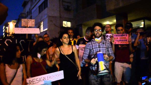 إسرائيليين يتظاهرون أمام سفارة تركيا ويطالبون برحيل اردوغان