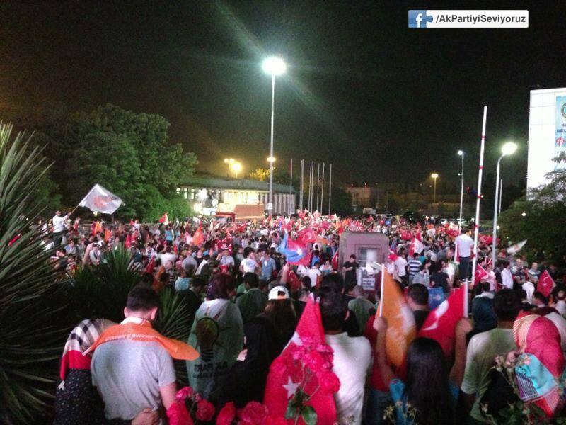 بالصور. عشرات الآلاف يستقبلون اردوغان بالمطار