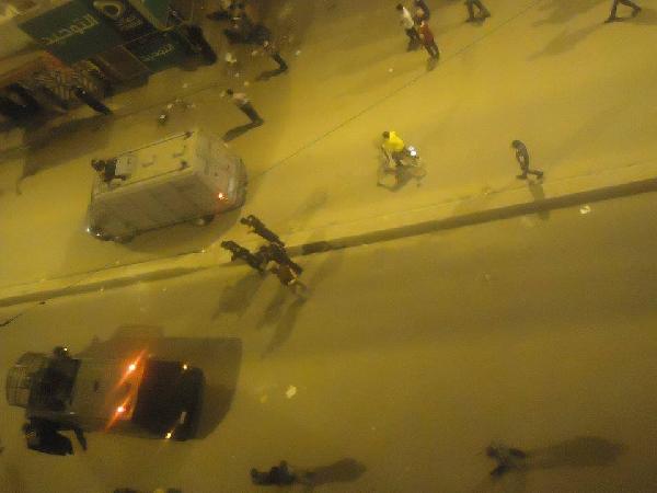 تجدد الاشتباكات بين البلطجية و قوات الأمن أسفل منزل حشمت