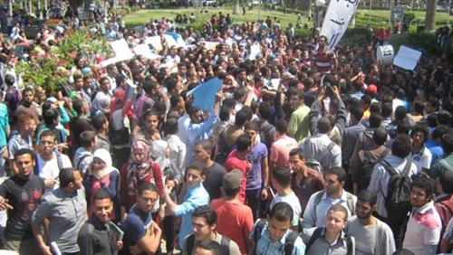 وقفة احتجاجيه لطلاب جامعة قنا رفضا لتنصيب السيسى