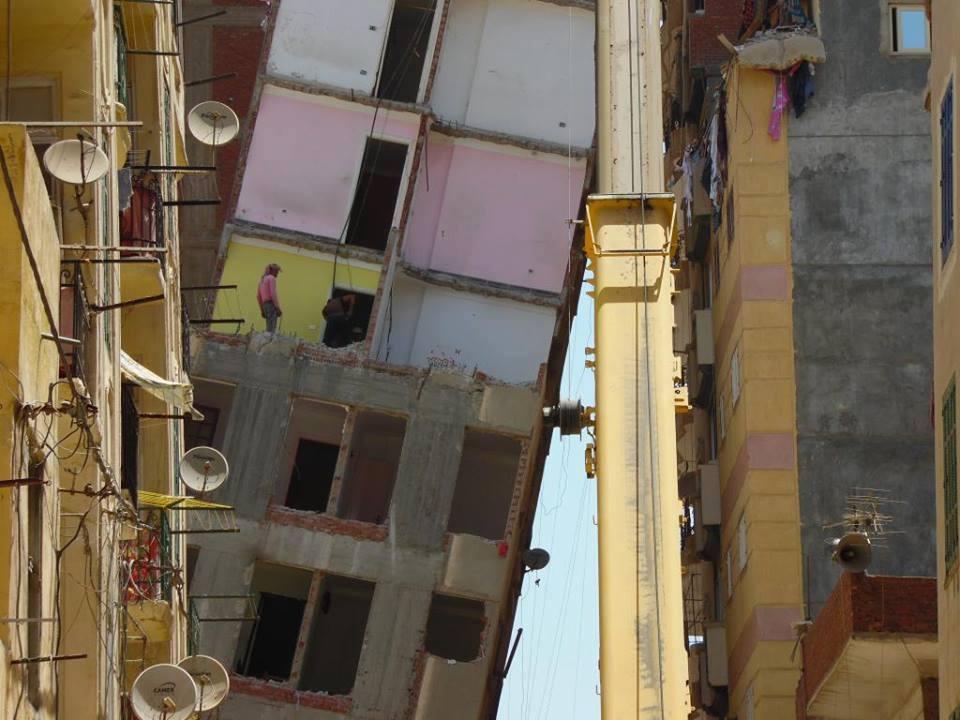 استمرار أعمال إزالة عقار الأزاريطة