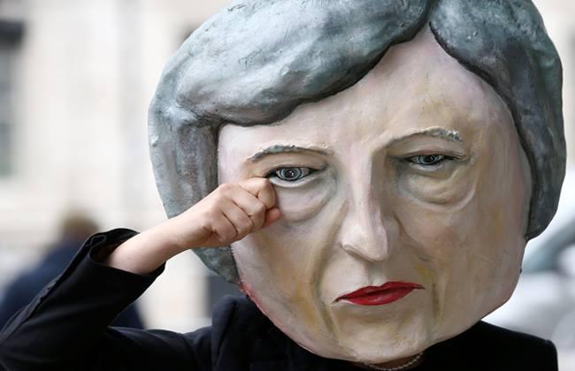 وجه تيريزا ماي باكيا في شوارع بريطانيا بعد الخسارة