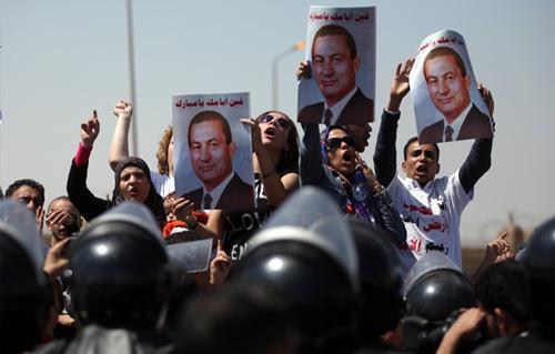 آسفين يا ريس تسب مدعي الحق المدني و”الشهداء” يحرقون صور المخلوع