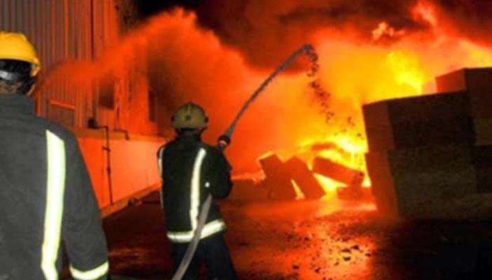 إصابة 4 أشخاص باختناق في حريق مصنع للأثاث في دمياط