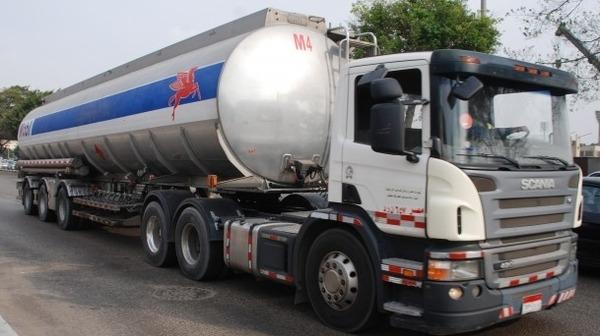 موانئ مصر تستقبل مواد بترولية من دول الخليج الداعمة للانقلاب