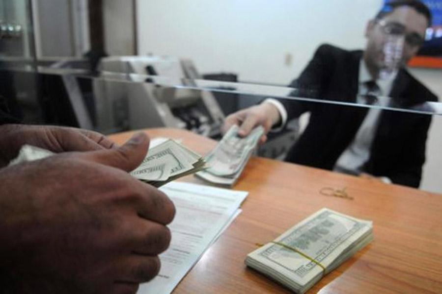 3 نتائج كارثية بعد إلغاء «المركزي» قيود تحويل الدولار للخارج