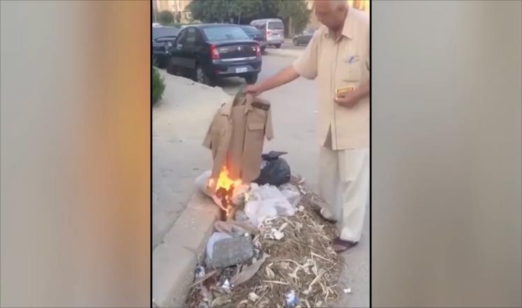 بعد 29 عاما من الاعتزاز.. مصري يحرق زيه العسكري غضبا لـ«تيران وصنافير»