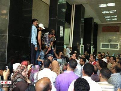 العاملين بالجامعات المصرية يقتحمون التعليم العالي ردًاعلى تجاهلهم