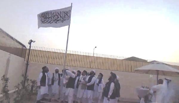 بالفيديو الاحتفال برفع علم حركة طالبان بمكتبها بدولة قطر