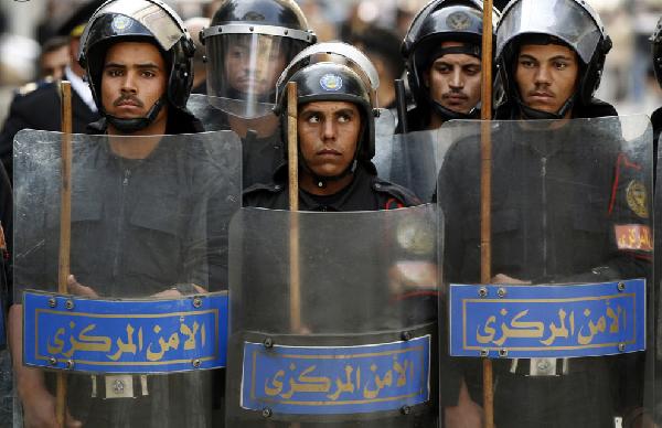 قوات الأمن تضع حواجز بشرية للتصدي لمتظاهري التأمين الصحي