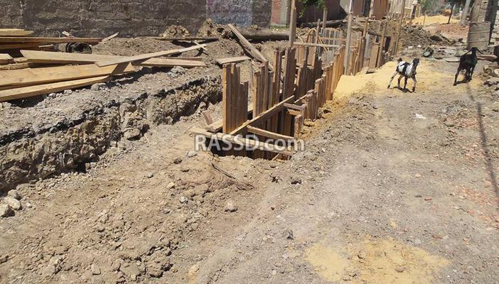 بعد شهرين من الحفر.. الصرف الصحي عطل حركة السير والتجارة بمنشية الفيوم