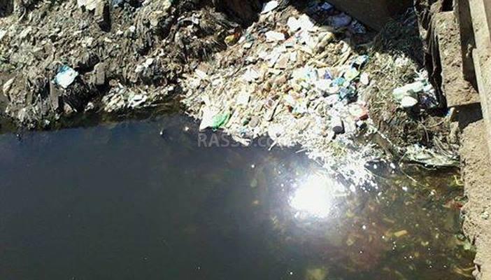 بالصور.. أكوام القمامة تنتشر فى شوارع “بنى عدى” وتختلط بمياه الري