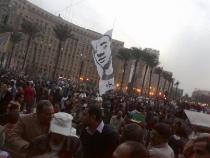 المئات يتوافدون على ميدان التحرير واغلاقه بالحواجز الحديدية