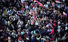 العشرات يتوافدون على ميدان التحرير للمطالبة برحيل الرئيس