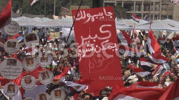 المئات من المحاميين يتظاهرون أمام نقابتهم لرحيل الرئيس