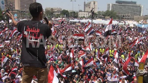 الالاف في التحرير يطالبون برحيل الرئيس