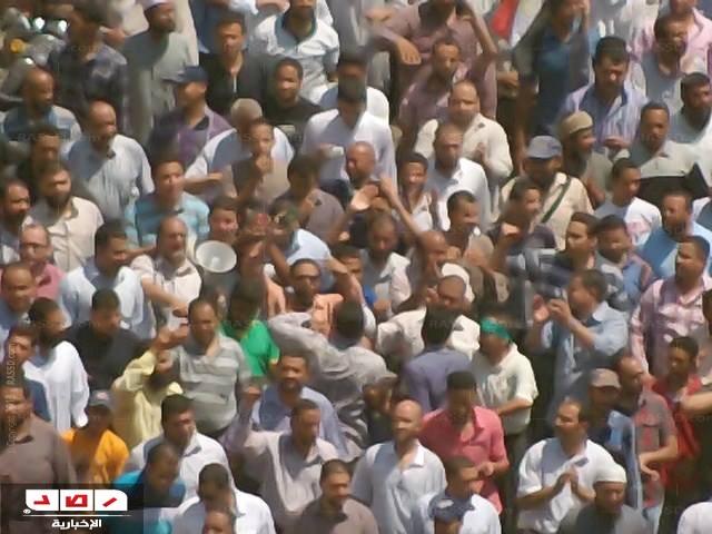 المئات بسوهاج يهتفون “مرسي وراه رجاله”