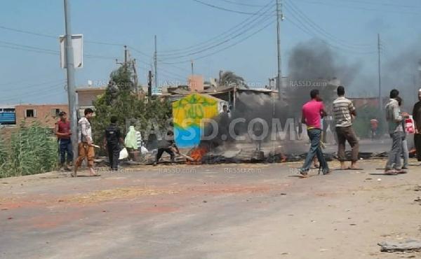 ضابط وأمين شرطة من الأمن الدولة يقطعون طريق ميت غمر-الزقازيق