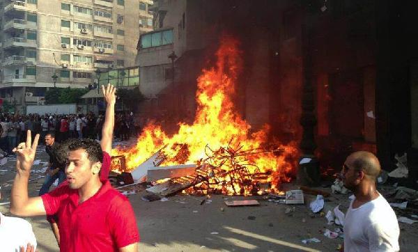 رقص بالأسلحة البيضاء بعد إشعال النيران بمقر الإخوان بالشرقية