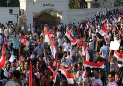 أنصار عكاشة يعتلون اسوار وزارة الدفاع لمطالبه السيسي بالتحرك