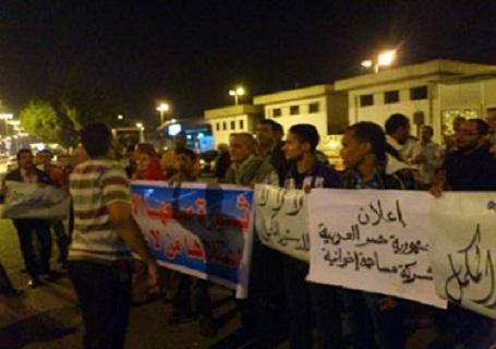 العشرات يتظاهرون أمام منزل الرئيس مرسي