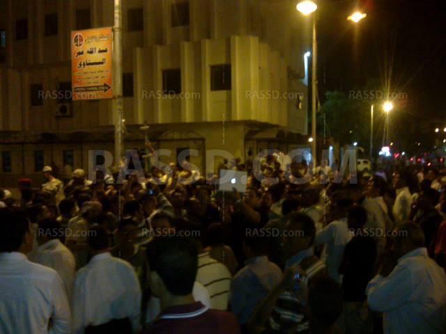 وقفة في مطروح مؤيده للرئيس علي بعد أمتار من أخري معارضة