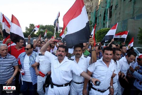 ضباط شرطة لمرسي: سيادة الرئيس أنت لا تختلف عن مبارك