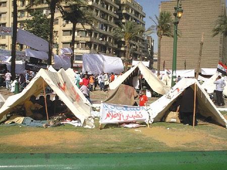 هدوء بميدان التحرير وخيام المعتصمين تتنتشر بالميدان