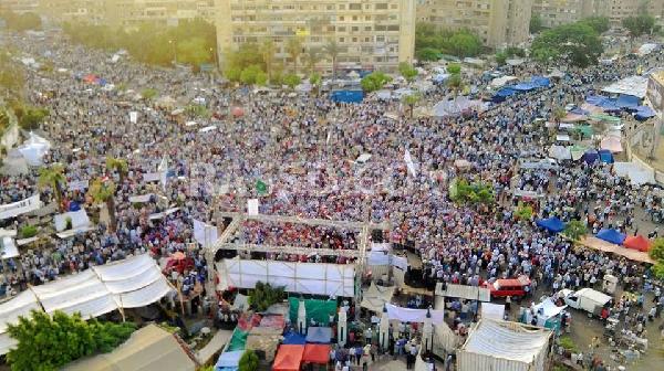 متظاهرو “رابعة” يطلقون الالعاب النارية  تأييدا للرئيس