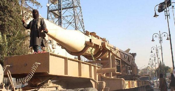 صور | “دولة الإسلام” تكشف عن صواريخ “بعيدة المدى” بعرض عسكري