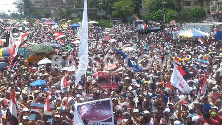 بعد بيان السيسي..متظاهرو رابعة يرفضون الانقلاب على الشرعية