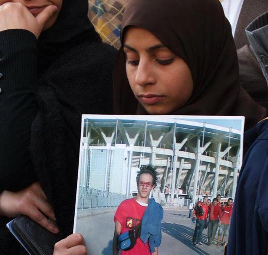 أخت الشهيد مصطفى”لا تعرفون معنى رؤية قاتل أخيك محمول على الأعناق”