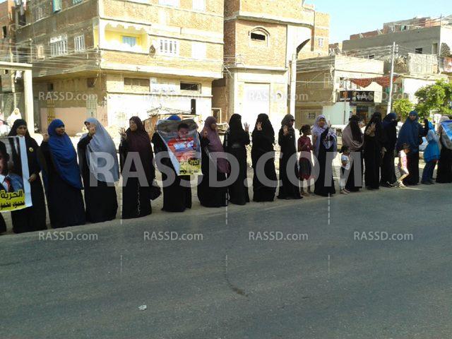 سلسلة نسائية بالخياطة بدمياط للمطالبة بإسقاط الانقلاب