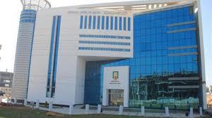 العاملون بالبنك الأهلي يغلقون أبوابة احتجاجا على رئيسه