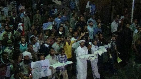 متظاهرو أسيوط يحملون أكفانهم خلال تظاهرة رافضة للانقلاب