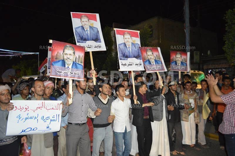 المئات من شباب الثورة اليمنية بصنعاء يرفضون الانقلاب العسكرى