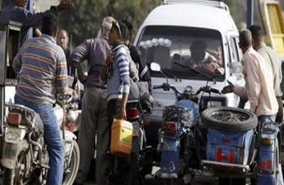 تعذيب 3 سائقين بالإسماعيلية لاعتراضهم على زيادة سعر البنزين