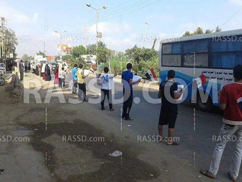 سلسلة بشرية ضد الانقلاب في “منية سندوب” بـ”المنصورة”