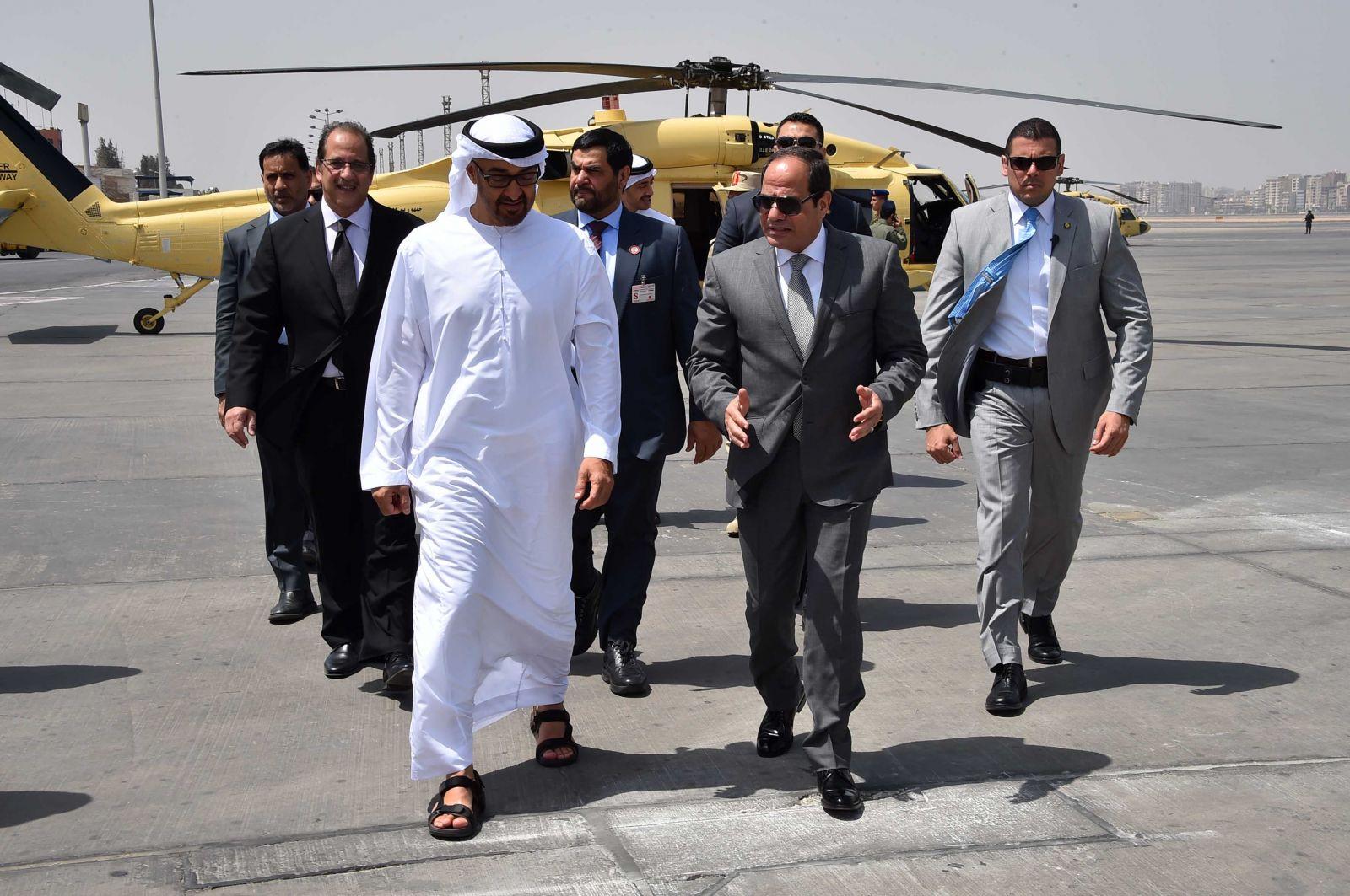 مجلة فرنسية تكشف عن تقديم دبي أجهزة رقابة إلى «السيسي» لقمع المعارضين